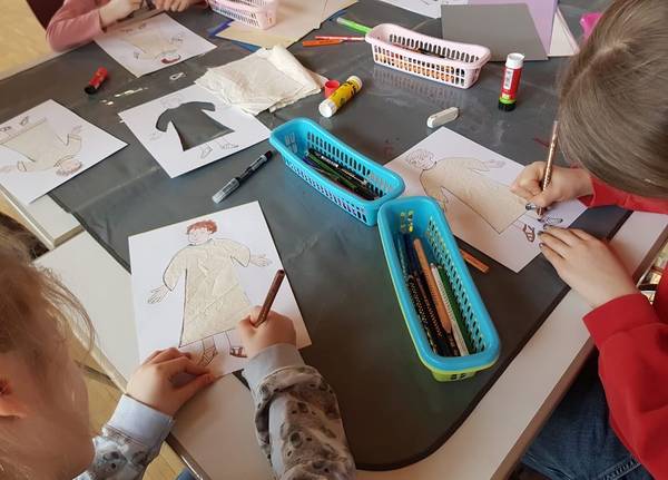 Bild: Kinder malen eine Jesusfigur aus beim Kinderbibeltag.