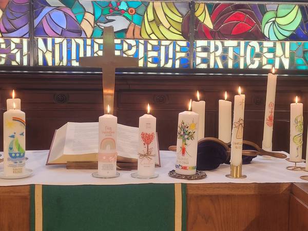 Taufe, Taufkerze, Friedenskirche,Bild: brennende Taufkerzen auf dem Altar der Friedenskirche.