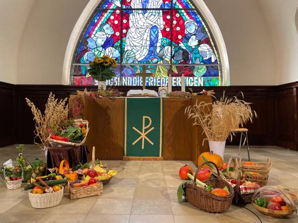 Bild: mit Gaben geschmückter Altar zu Erntedank für den Familiengottesdienst mit den Kitas.